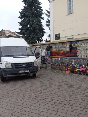 У Луцьку почали реконструкцію стенду героїв