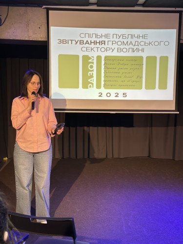 жінка стоїть на сцені