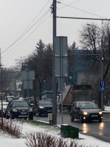 автомобілі на дорозі
