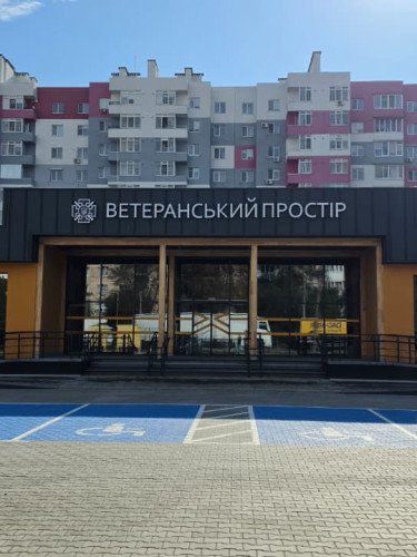 фасад одноповерхової будівлі