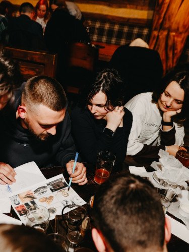 люди сидять за столом