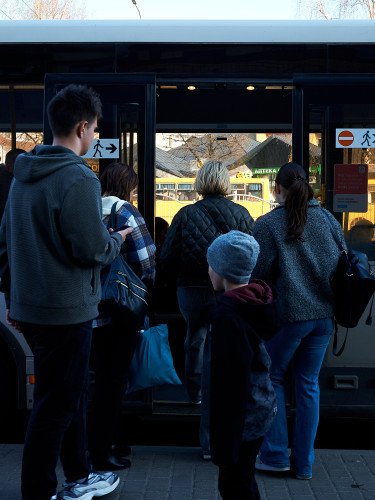 люди заходять в маршрутку