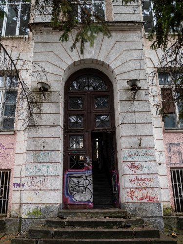 стара будівля без ремонту