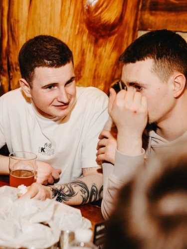 люди за столом