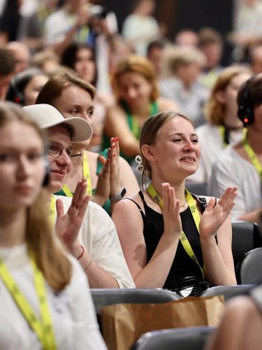 люди сидять
