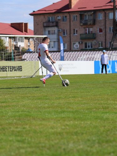 спортсмени грають у футбол на полі
