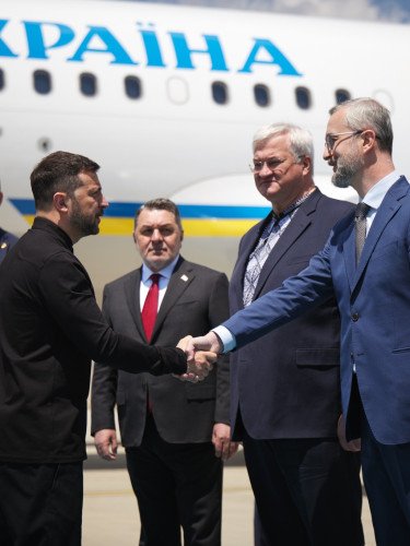 Володимира Зеленського зустрічають біля літака в Туреччині.