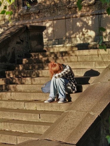 дитина сидить на сходах
