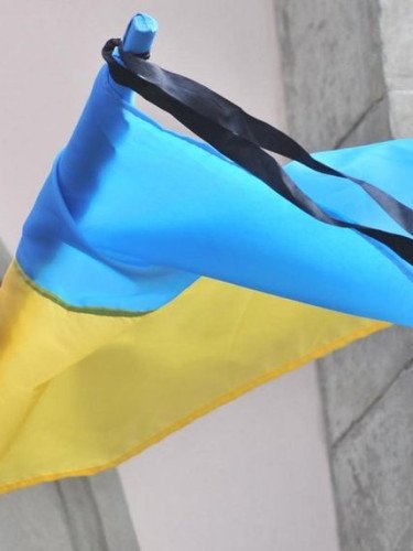 прапор України з чорною стрічкою