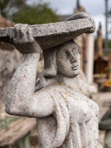 Скульптура жінки, що тримає тацю на голові. На фоні подвір'я будинку скульптора Миколи Голованя.