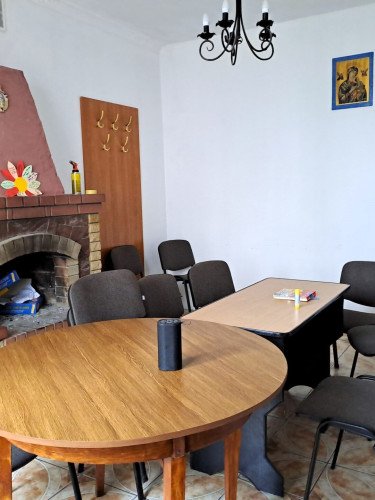 кімната зі столами та стільчиками