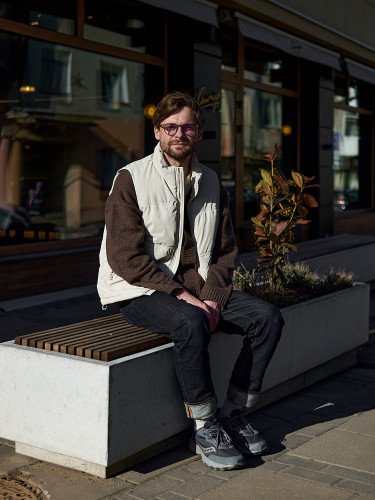 Левко Давидюк, архітектор та дизайнер із Луцька, розповів про принципи будівництва та оформлення інтер’єрів. Чоловік сидить на лавці