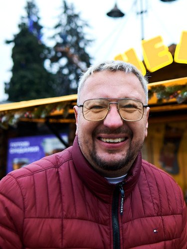 Чоловік обличчя усміхається червона куртка
