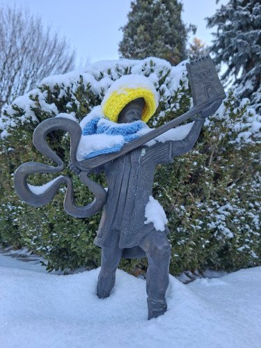 кликун скульптура одяг