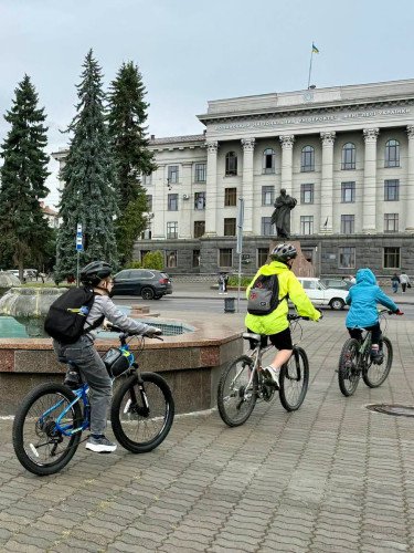 діти їдуть на велосипедах