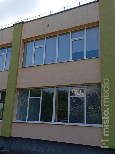 будівля дитсадка, де вибиті вікна закрили плівкою