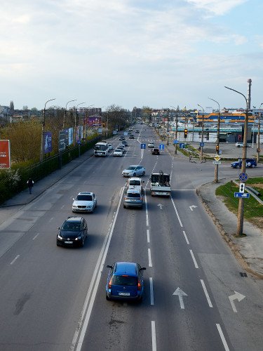 машини на дорозі