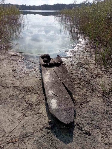На Волині через обміління озера рибалки знайшли середньовічний дубовий човен