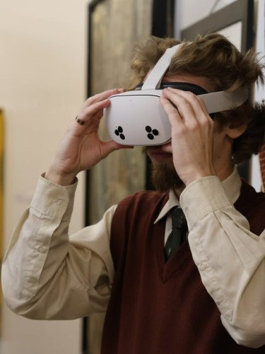 чоловік в окулярах віртуальної реальності