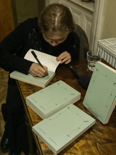 Катерина Яковленко анонсувала презентацію книги «Донбас як метафора» у Луцьку. авторка підписує книгу