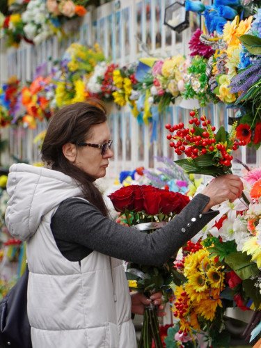 жінка біля стенду пам'яті