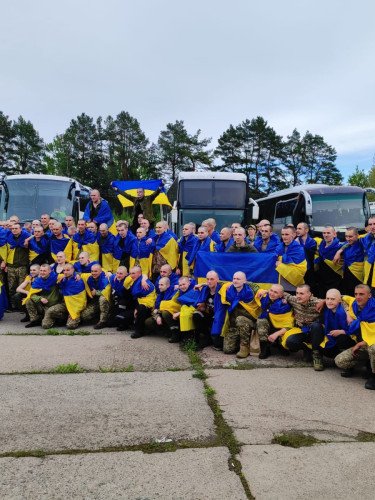 Захисники, що повернулися із російського полону.