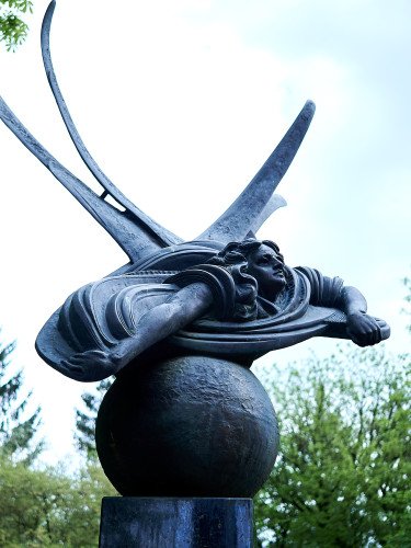 Пам’ятник, на якому зображен, що душа з крилами виривається із атомаю
