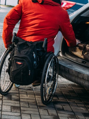 людина на кріслі колісному