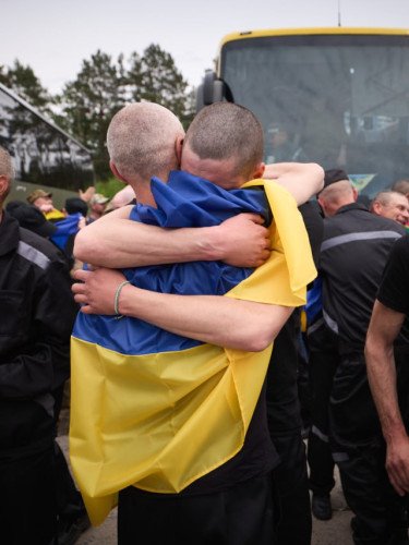 Звільнені з полону обіймаються.