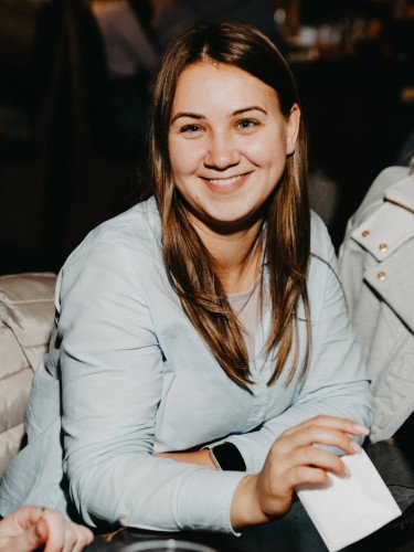 дівчина за столиком