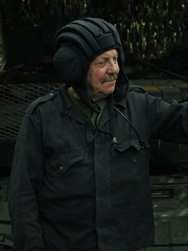 танкіст біля гармати танка