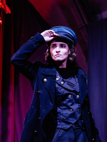 актор на сцені