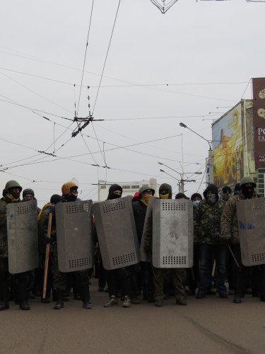 Активісти луцького Євромайдану рушають пікетувати Волинську облраду. Чоловіки в балаклавах, касках та з міліцейськими металевими щитами стоять на проїжджій частині проспекту Волі у Луцьку.