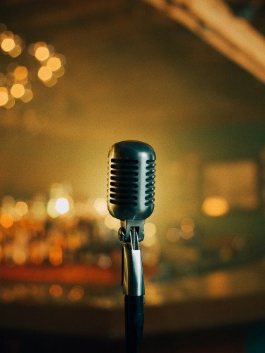 У Луцьку анонсували благодійний імпровізаційний вечір «Розгони» мікрофон