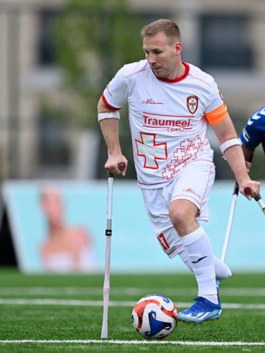 спортсмени на футбольному полі