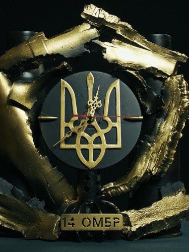 годинник з тризубом, хвостовиком від міни та фрагментами снарядів
