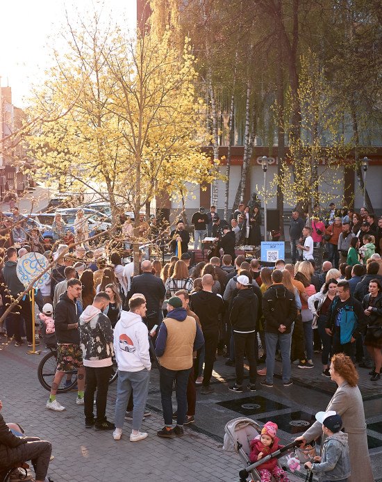 У Луцьку на розі вулиць Лесі Українки та Кривий Вал команда БФ «Ангар.Україна» разом із місцевими музикантами створили культурну ініціативу, щоб зібрати кошти для допомоги українській армії.