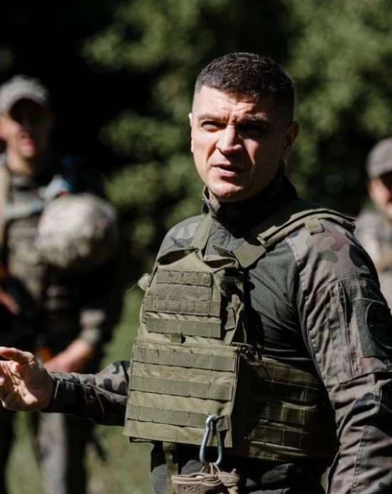 Юрій Моклиця — чинний військовий (ліворуч). Роман Бондарук — чинний депутат. Фото: insider-media.net і фейсбук Юрія Моклиці. 