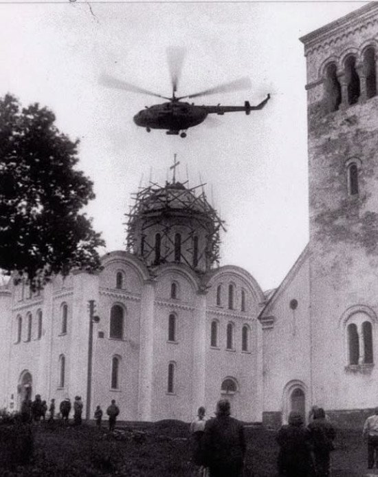 Собор у наші дні та в 1993 році, коли на ньому замінюють хрест 