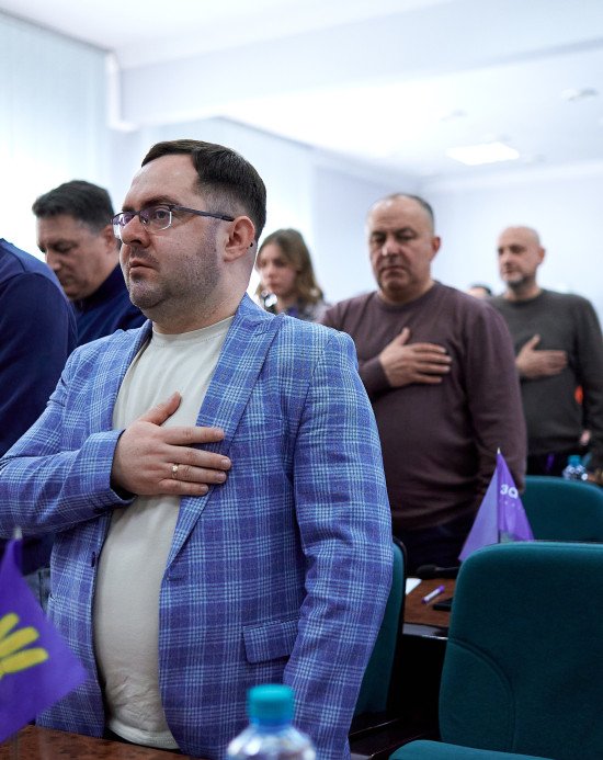 Ліворуч — депутат-свободівець Андрій Білан. Праворуч — гості мерії.