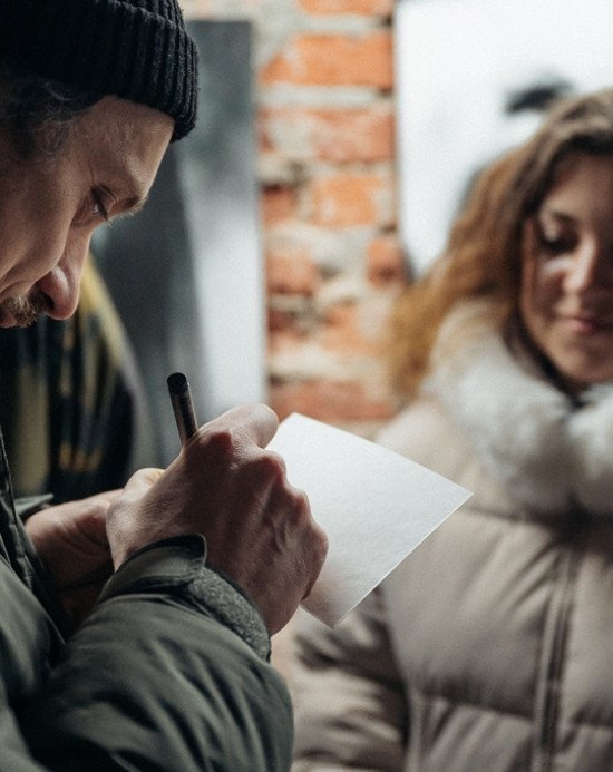 Листівки й футболки з принтом світлин можна було придбати за донат. Фото: Микола Цимбалюк.