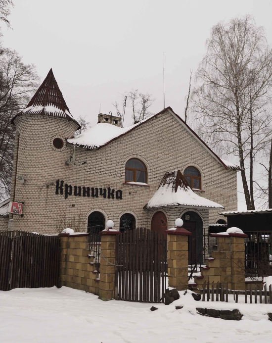 Води — чиста, але юрчить ледь-ледь.