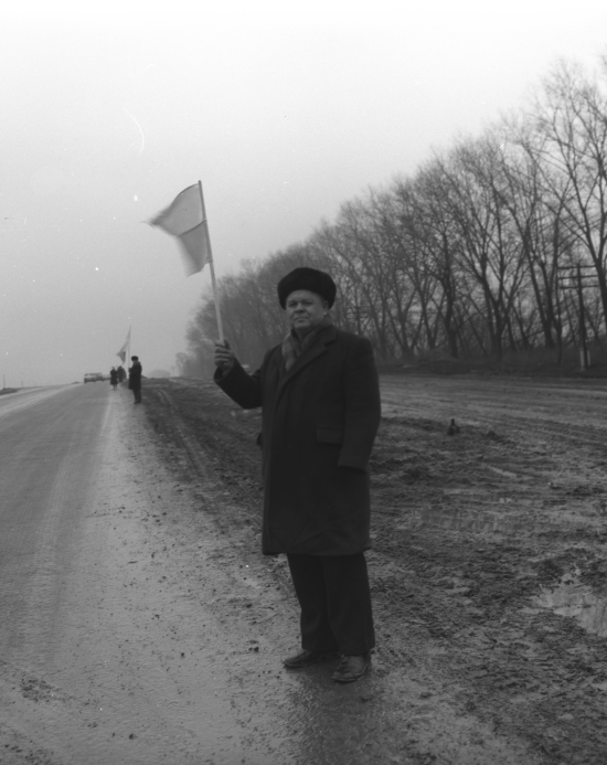 Фото ланцюга злуки на Волині 21 січня 1990 року. Ліворуч — з книги Михайла «Весна тривог і надій», праворуч — з особистого архіву чоловіка.