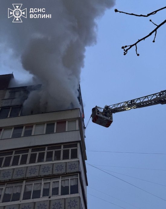 Ліквідація пожежі у багатоповерхівці в Луцьку. Фото ГУ ДСНС у Волинській області.