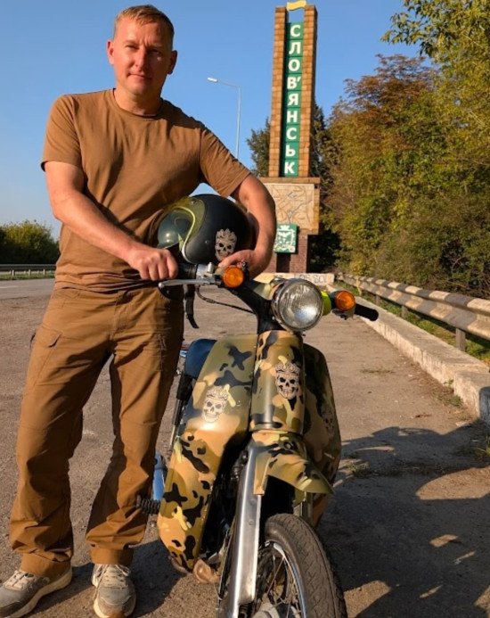 Не всі вірили в таку ідею, мовляв, 49-кубовий мопед Honda не витримає навантаження. Фото: Ігор Буренко