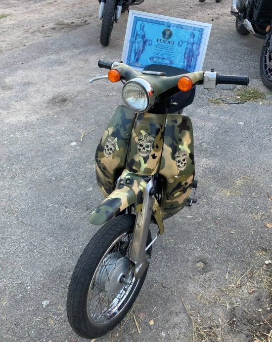 Не всі вірили в таку ідею, мовляв, 49-кубовий мопед Honda не витримає навантаження. Фото: Ігор Буренко