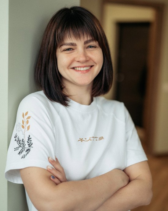 Барвисті звірята щойно з друку та їхня творчиня — дизайнерка Інна Засикалова.