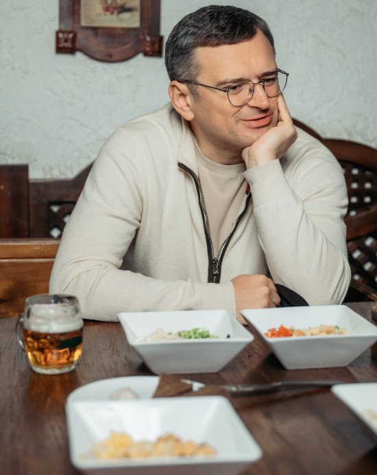 Перед Дмитром — «Клеопатра» та «Крок в Європу». На другому фото — зелений борщ з сметаною. 