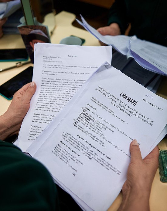 «Коли викладачка вокалу питає, яким голосом я співаю, завжди відповідаю: “чужим”. Я все життя співаю чужими голосами». Олена Бондарук.