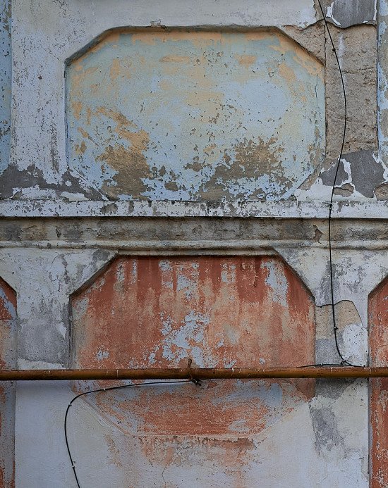 Вигляд з внутрішнього двору зберіг історію будинку в нашаруваннях фарби різних кольорів.